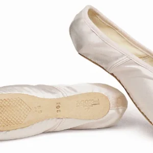 Rigidità conchiglia/puntale: molto dura e resistente - Mascherina: lunga - Pianta: larga - Rigidità suola: rigida