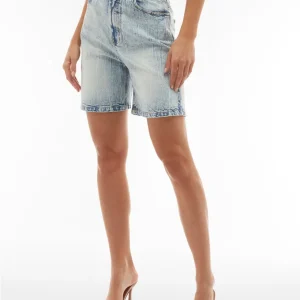 Shorts mom fit vita alta in denim con risvolto sul fondo