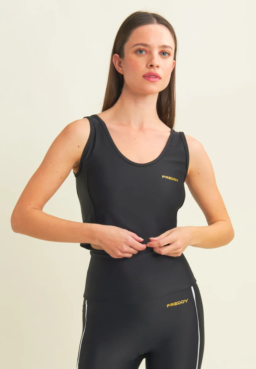 Canotta cropped con profili a contrasto e scollo ampio