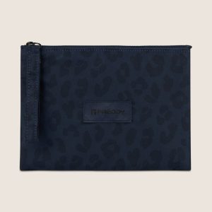 Bustina leopardata in poliestere con zip e logo applicato