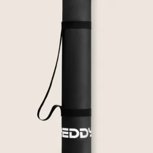 Tappetino nero fitness e yoga con cinghia per il trasporto