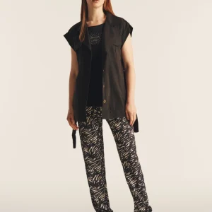 T-shirt senza maniche con dettagli dorati e animalier