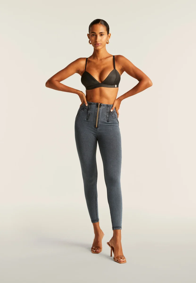 Top a triangolo in similpelle laminata – Image 2