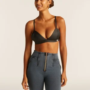 S25WTWB9_N_-_02.jpgv1751626623 Top a triangolo in similpelle laminata