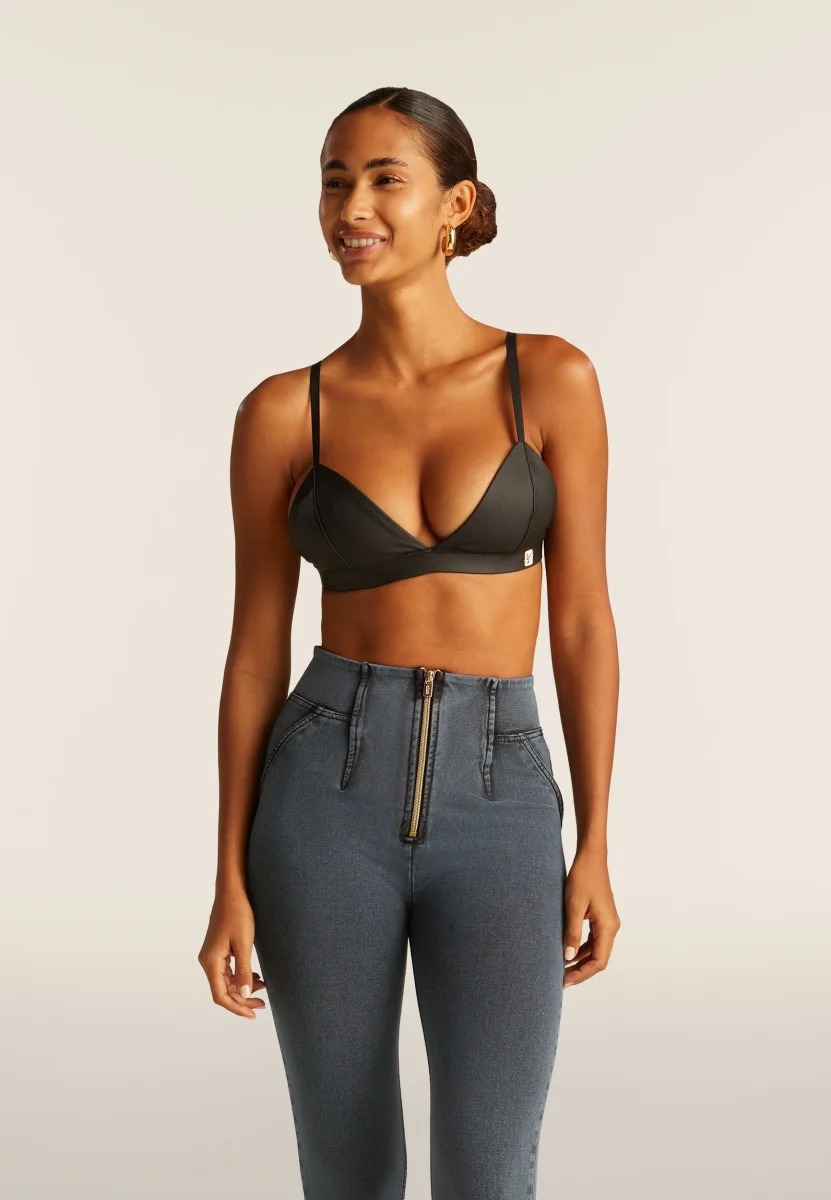 Top a triangolo in similpelle laminata