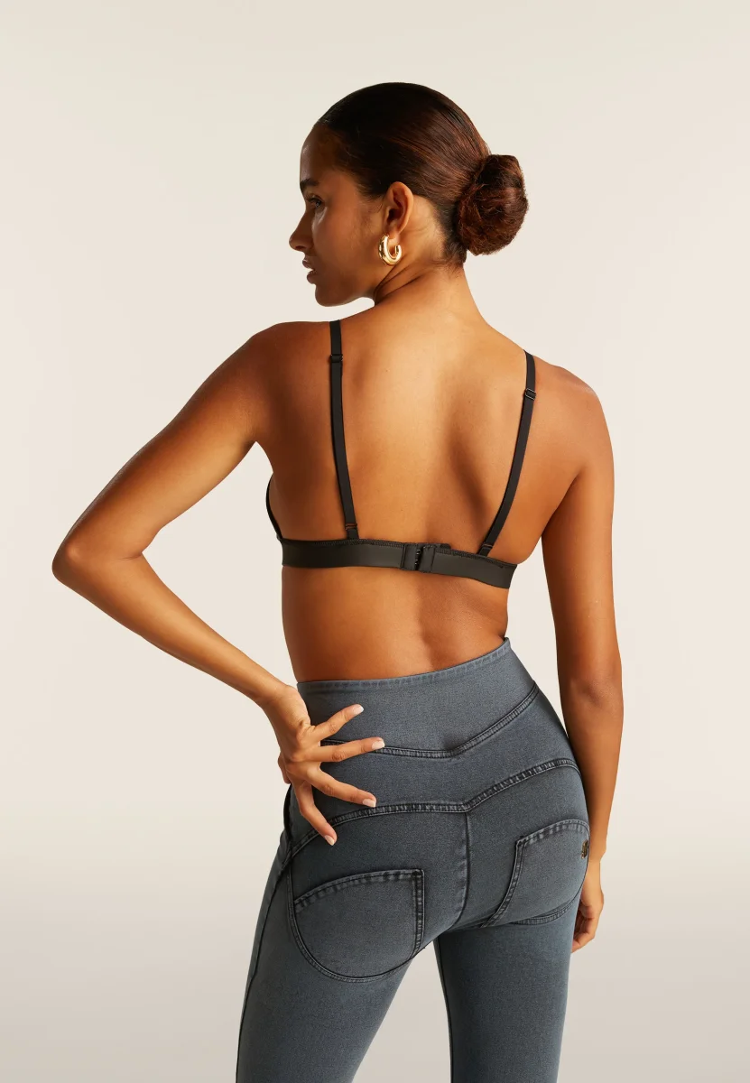 Top a triangolo in similpelle laminata – Image 3