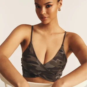 S25WTWT15C_CAMO29_-_02.jpgv1751626625 Top cropped fantasia camo con incroci frontali