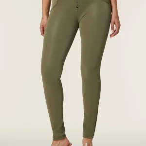 WRUP2HF461_V137_-_c_02.jpgv1751626756 Pantaloni WR.UP® vita alta in similpelle effetto lucido