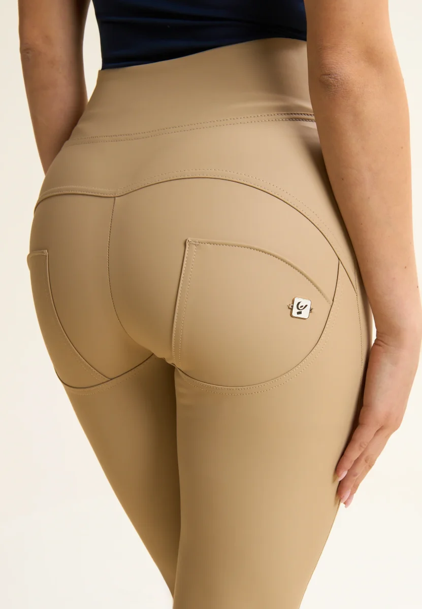 Pantaloni WR.UP similpelle vita alta con bottoni decorativi – Image 6