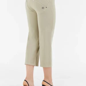 Pantaloni push up WR.UP® capri a vita alta tinti in capo in tessuto navetta