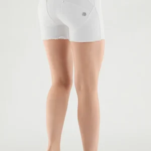 Shorts push up WR.UP® vita alta sfrangiati in denim navetta tinto in capo